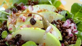Салат из чечевицы с зелëным луком и яблоком