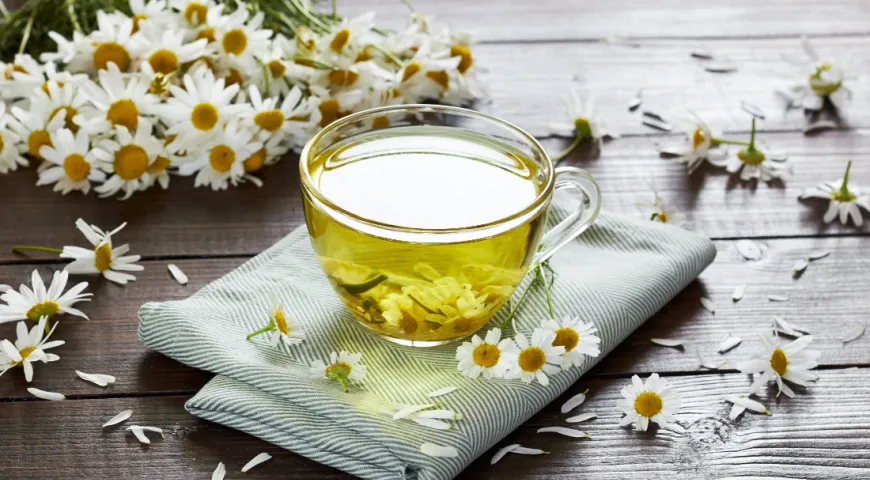 Липовый чай помогает благодаря большому содержанию витамина С и флавоноидов, поддерживающих иммунитет