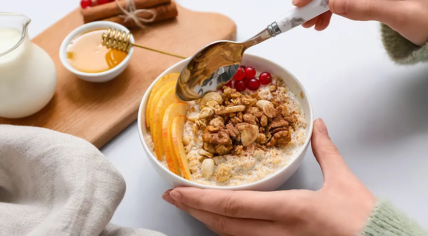 Молочная каша с фруктами и орехами на завтрак — это вкусный и сбалансированный источник углеводов, белков и жиров