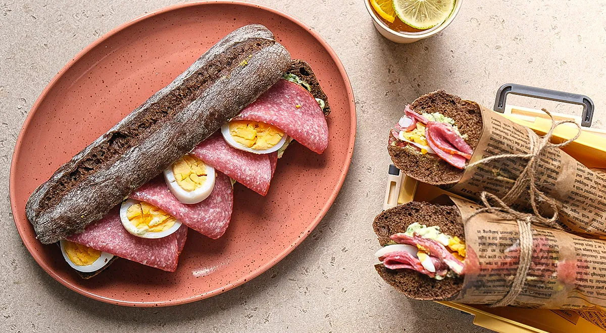 Сэндвич с сырокопченой колбасой и яйцом