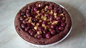 Пряный вишнево-яблочный пирог на шоколадном тесте с орехами и изюмом