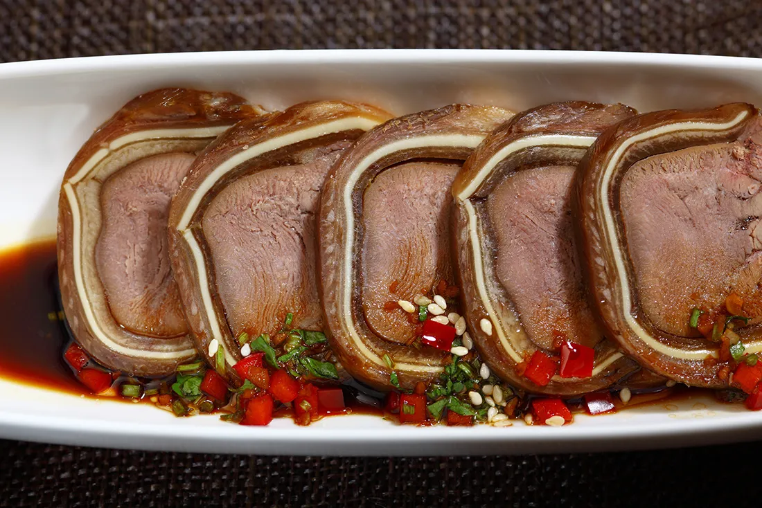 Телячий язык в хрустящем свином ухе