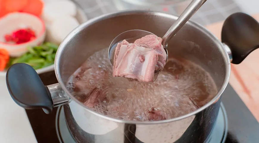 Чтобы приготовить свинину для супа, лучше брать мясо без лишнего жира, но на кости