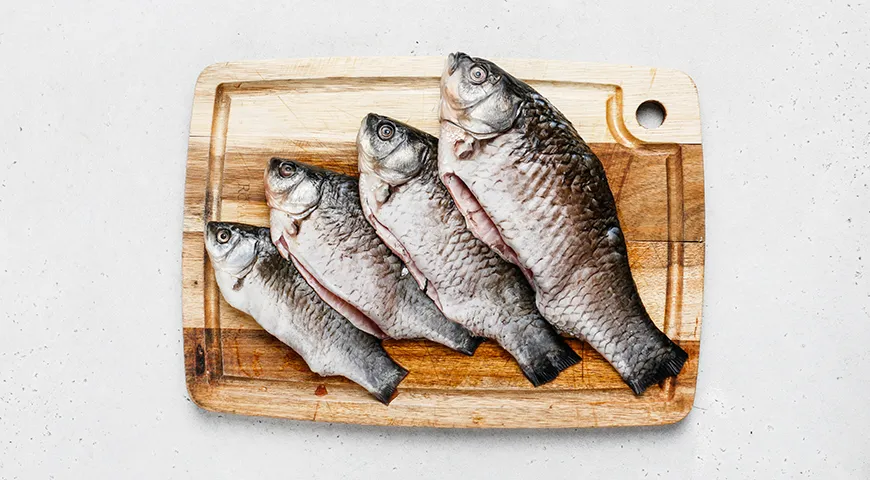 Караси, запеченные с картошкой в духовке