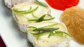 Маринованный козий сыр с соусами из сладкого перца и баклажана