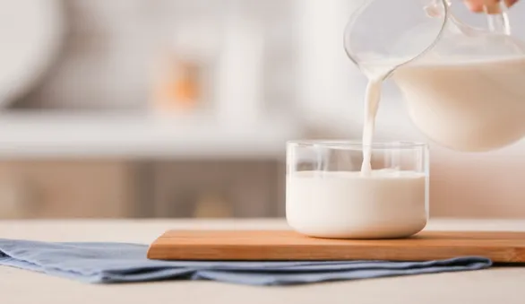 Диетологи назвали два вида молока, которые нельзя пить тем, кто мечтает похудеть