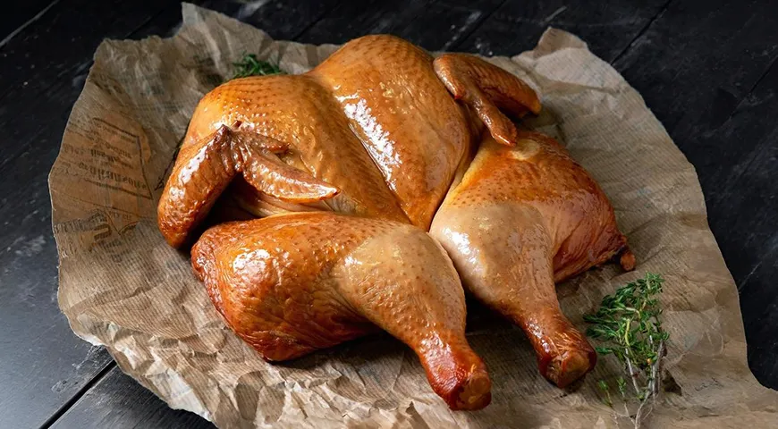 На ощупь качественная копченая курица сухая, упругая, без повреждений