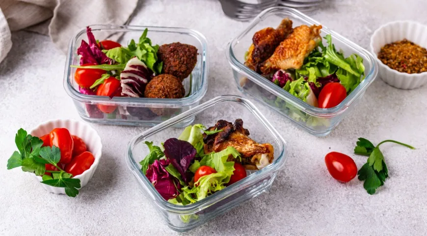 В микроволновке можно разогревать еду в контейнере или на тарелке