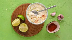 Соус из сметаны и майонеза с копченой паприкой