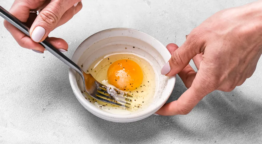 Яичные блинчики с крабовыми палочками и сыром