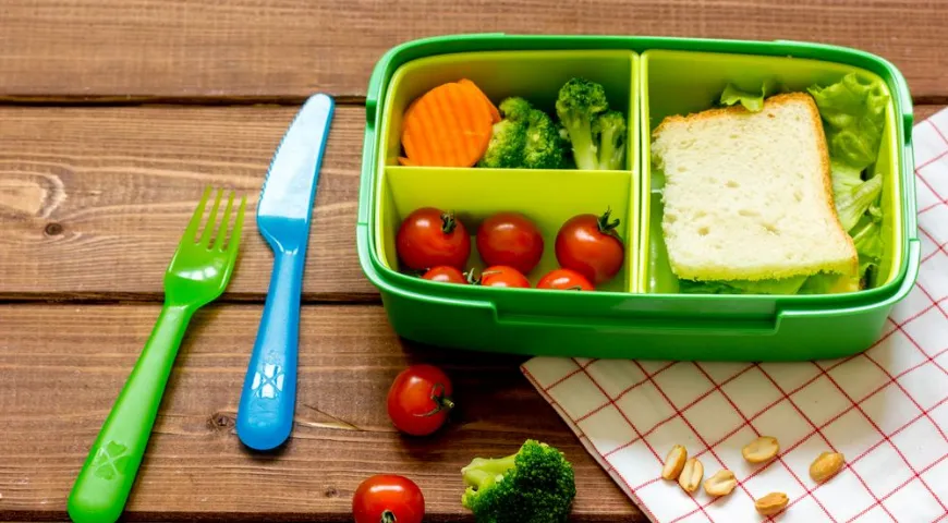 Порция овощей в начале трапезы помогает быстрее насытиться и защищает от резких скачков глюкозы в крови