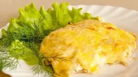 Филе курицы под сырной шапкой на сковороде