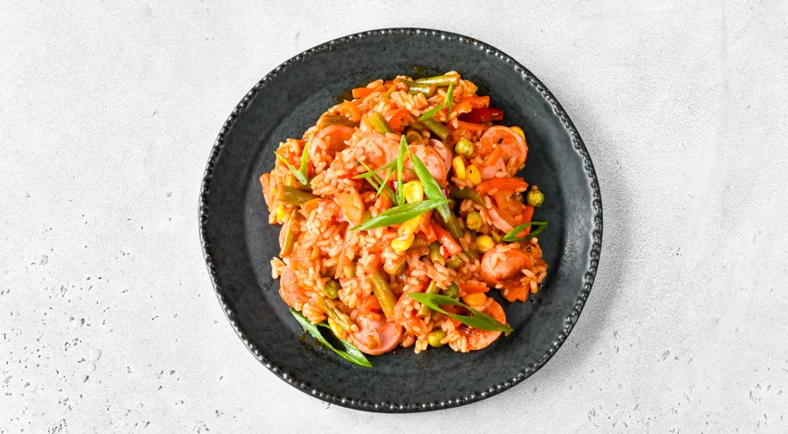 Рис с мексиканской смесью и сосисками на сковороде