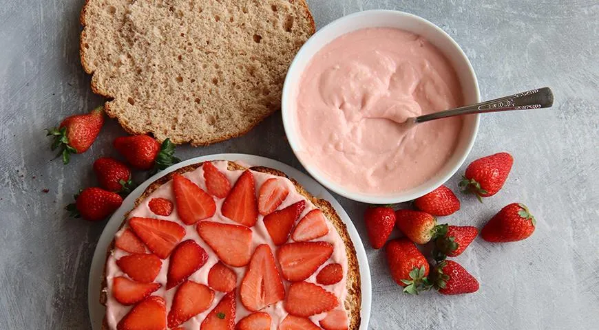 Strawberry butter. Клубничный крем. Сгущенка с клубникой. Клубника в сгущенном молоке. Клубника в креме.