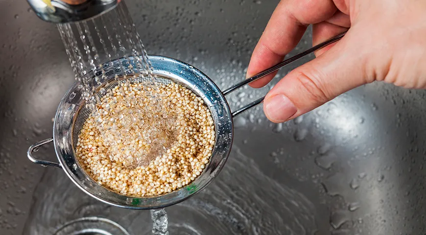 Чтобы киноа не горчила, промойте крупу перед варкой