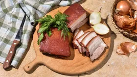Свиные щечки в луковой шелухе