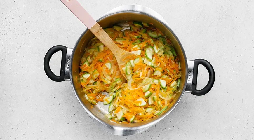 Тушеная капуста с кабачком и сосисками