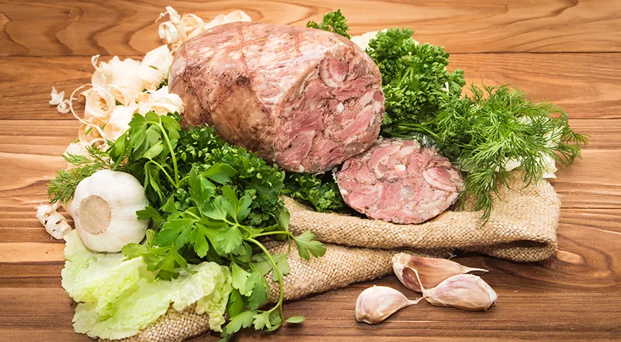 Зельц содержит целый спектр витаминов группы B, включая B12 и ниацин, а также железо, цинк и фосфор