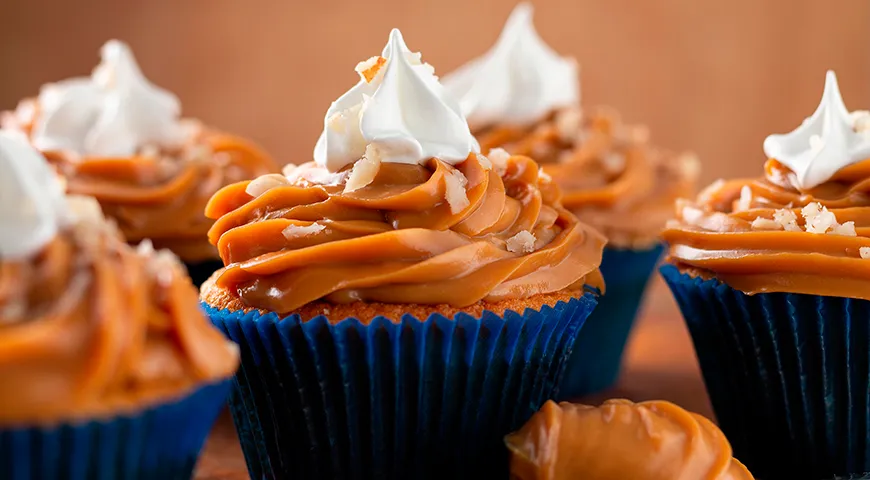 Капкейки с дульсе де лече (вареным сгущенным молоком)