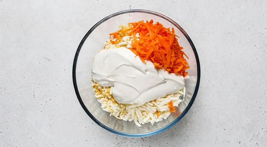 Салат с морковью, сыром, яйцами и чесноком