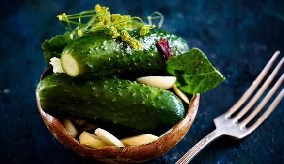 Быстрые пряные соленые огурцы с хреном