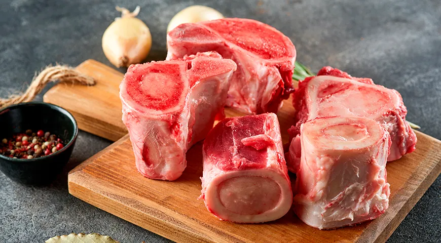 Самый вкусный и правильный бульон получается из костей: мясо для этого совсем не обязательно