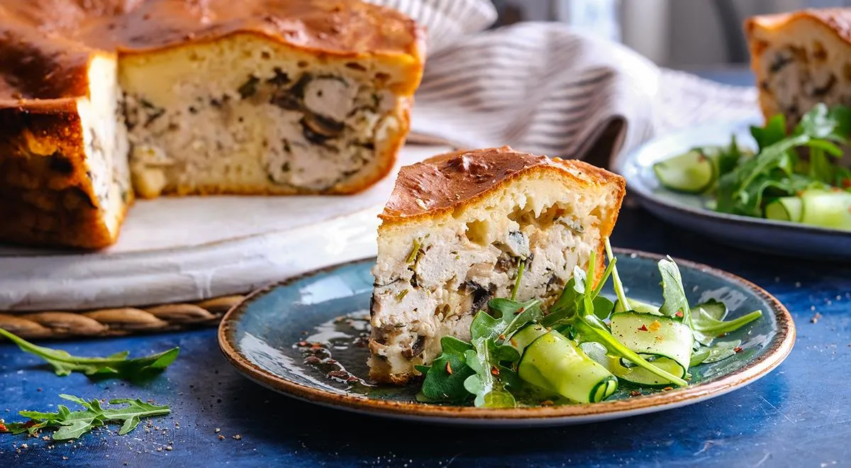 Рецепт заливного пирога с курицей, сыром и грибами на кефире 1%