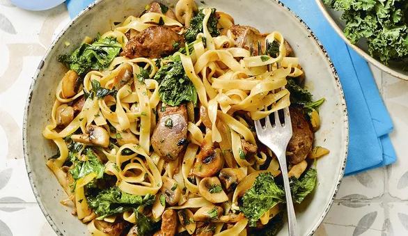 Паста с куриной печенкой, грибами и капустой