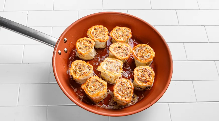 Рулетики из лаваша с фаршем (на сковороде)