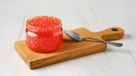 Не терять бдительность перед Новым годом: в Роспотребнадзоре посоветовали не брать икру с одной добавкой