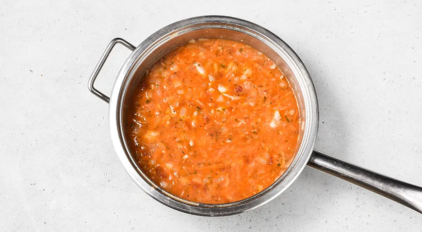 Гуляш из курицы с подливкой на сковороде