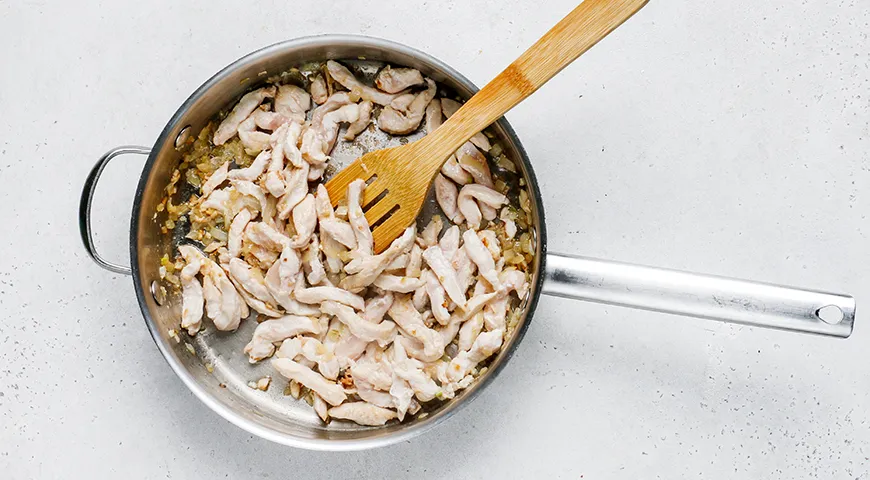 Спагетти с курицей в томатном соусе