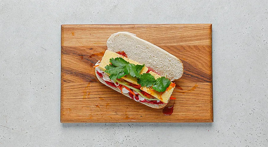 Острый сэндвич с паштетом и маринованными овощами