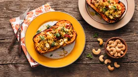 Тыква, фаршированная овощами, фетой и кешью