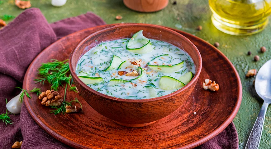 Таратор — йогуртовый суп с огурцами, укропом и орехами