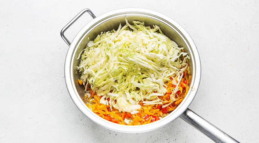 Домашняя солянка с капустой, рисом и сосисками