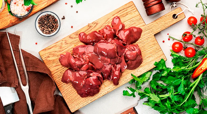 Основной показатель свежести куриной печени — плотная и эластичная структура, ровная окраска без тусклых участков и слизи