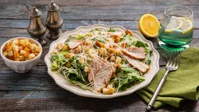 Салат Цезарь с копченой курицей