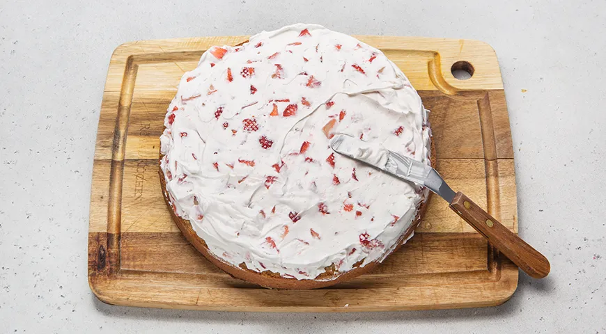 Бисквитный торт с клубникой