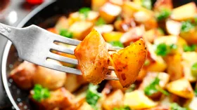 Соленая феерия на сковороде: как пожарить картошку с грибами, луком, шкварками и специями — получается обалденно!