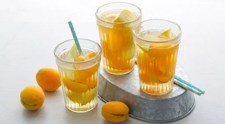 Компот из яблок и абрикосов