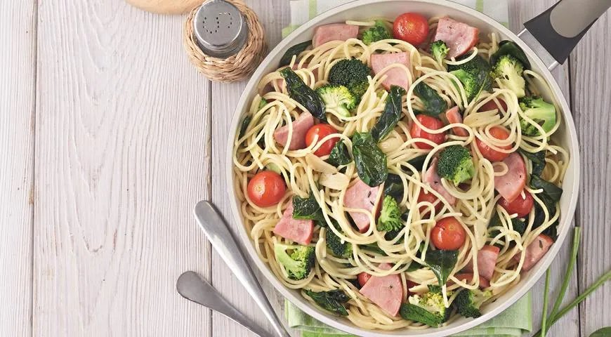 спагетти с ветчиной и брококоли