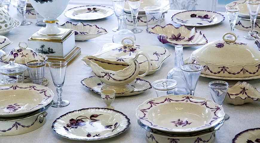 В советскую эпоху для большинства людей наиболее доступными были изделия из фаянса, дорогой фарфор могли позволить себе лишь состоятельные люди