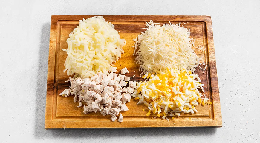 Слоеный салат с курицей, грибами и картофелем