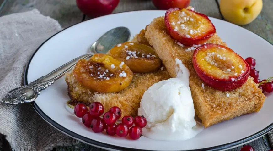 Гренки со сливами и абрикосами.