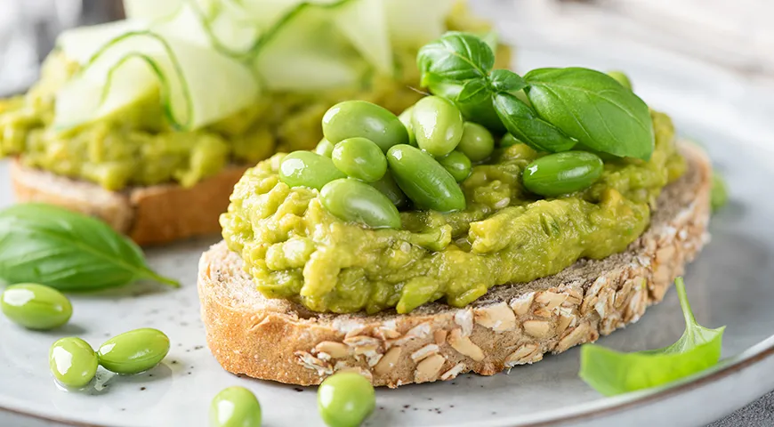 Тосты с гуакамоле и бобами эдамаме 