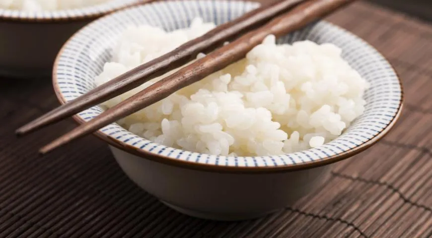 Как едят рис палочками