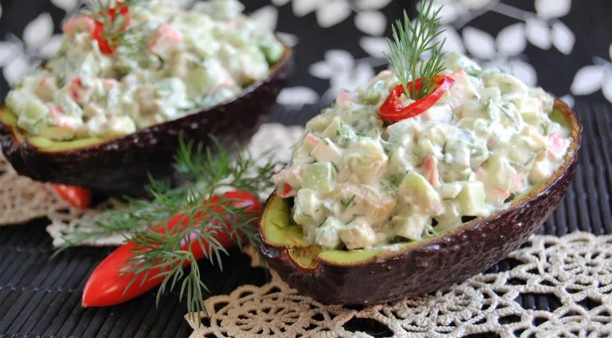 Салат из авокадо с крабовыми палочками и заправкой из творожного сыра