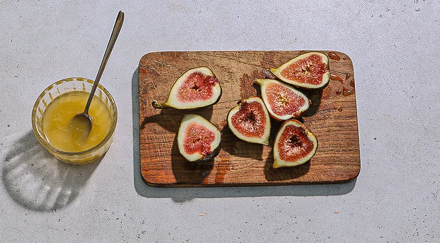 Салат с инжиром и пармезаном