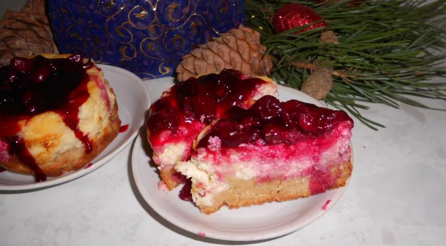 Пирог с вишней и творожным кремом